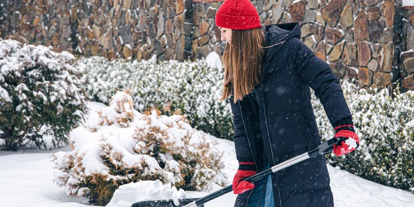 Întreținerea curții iarna scule și accesorii care fac diferența