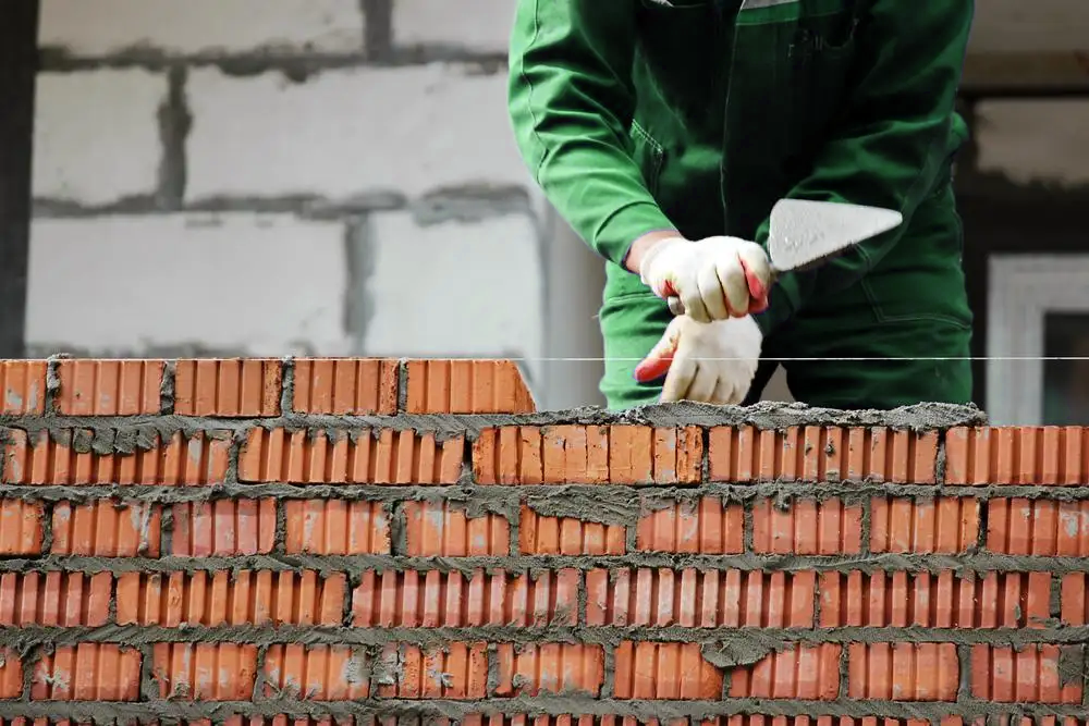 BCA vs. Cărămidă – Ce material este mai potrivit pentru casa ta?